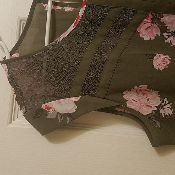 Women's Sleeveless Blouse - Picture 6 of 8